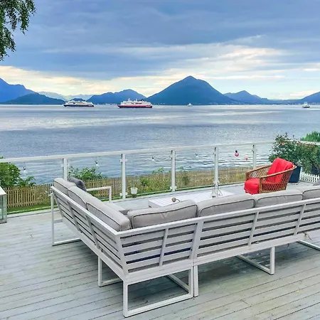 Holiday home Amazing In Mauseidvag With Jacuzzi