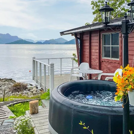 Holiday home Amazing In Mauseidvag With Jacuzzi