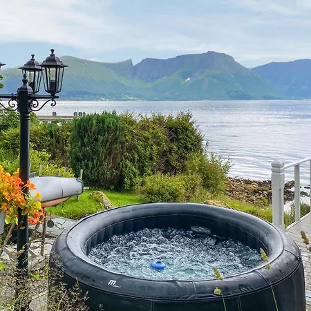 Amazing In Mauseidvag With Jacuzzi Langevag