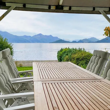 Holiday home Amazing In Mauseidvag With Jacuzzi